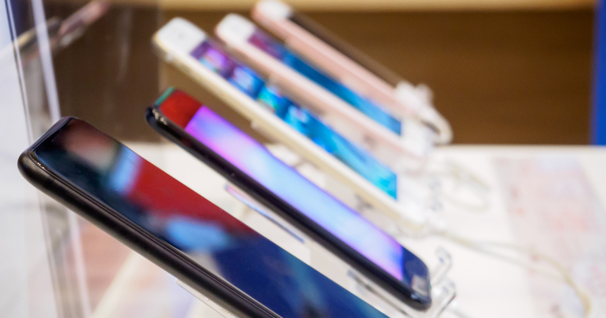 中古スマホとは何かを初心者向けに解説。新品との違い、メリット・デメリット、整備済みとの違い、選び方のポイントまでわかりやすく紹介します。
