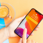 スマホとは何かを初心者向けにわかりやすく解説。スマートフォンの仕組み、OS、通信、できることを基礎から理解できます。iPhoneとAndroidの違いも含めて丁寧に説明します。