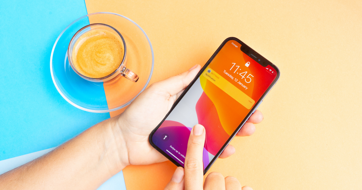 スマホとは何かを初心者向けにわかりやすく解説。スマートフォンの仕組み、OS、通信、できることを基礎から理解できます。iPhoneとAndroidの違いも含めて丁寧に説明します。
