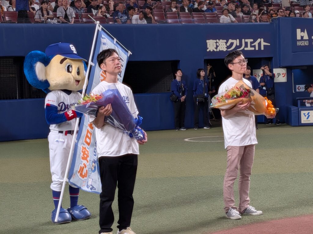 花束を手にする贈呈者