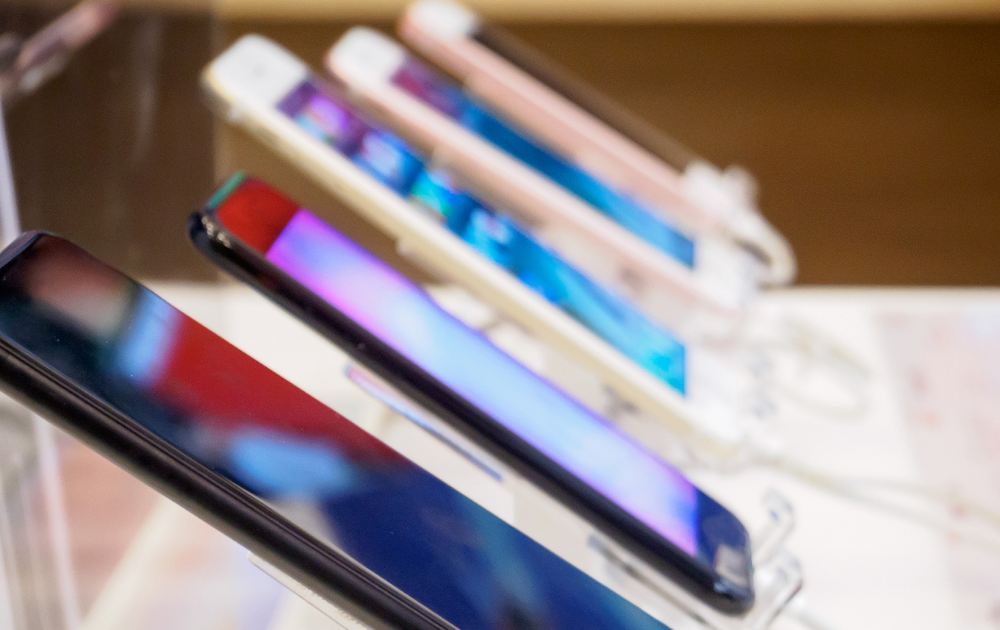 中古スマホとは何かを初心者向けに解説。新品との違い、メリット・デメリット、整備済みとの違い、選び方のポイントまでわかりやすく紹介します。