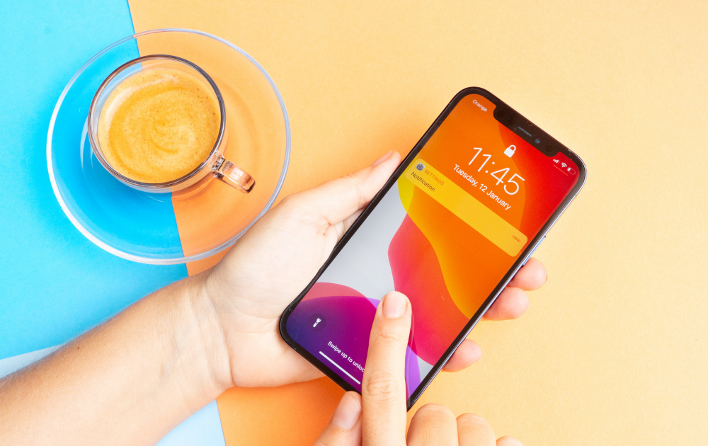 スマホとは何かを初心者向けにわかりやすく解説。スマートフォンの仕組み、OS、通信、できることを基礎から理解できます。iPhoneとAndroidの違いも含めて丁寧に説明します。